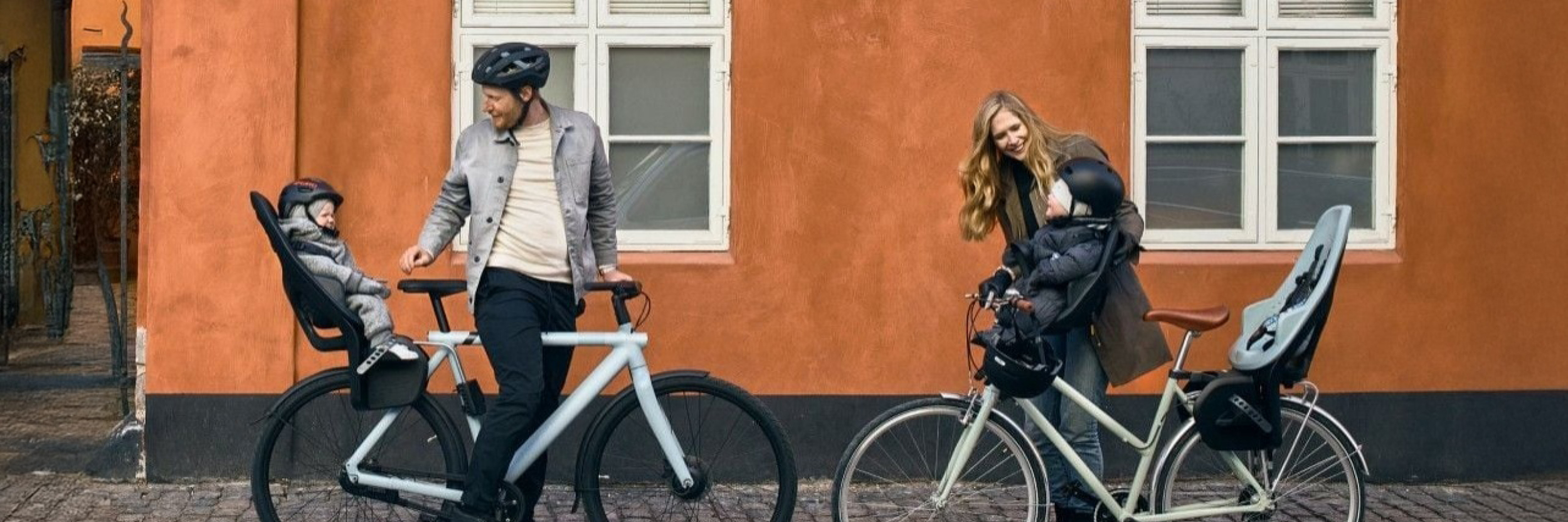 Famille transportant un enfant à vélo à Toulouse
